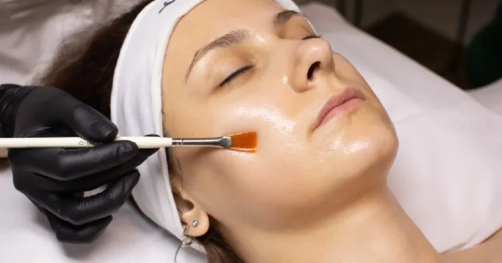 WomenreceivingChemicalPeelinNewportKY Women receiving Chemical Peel in Newport, KY
